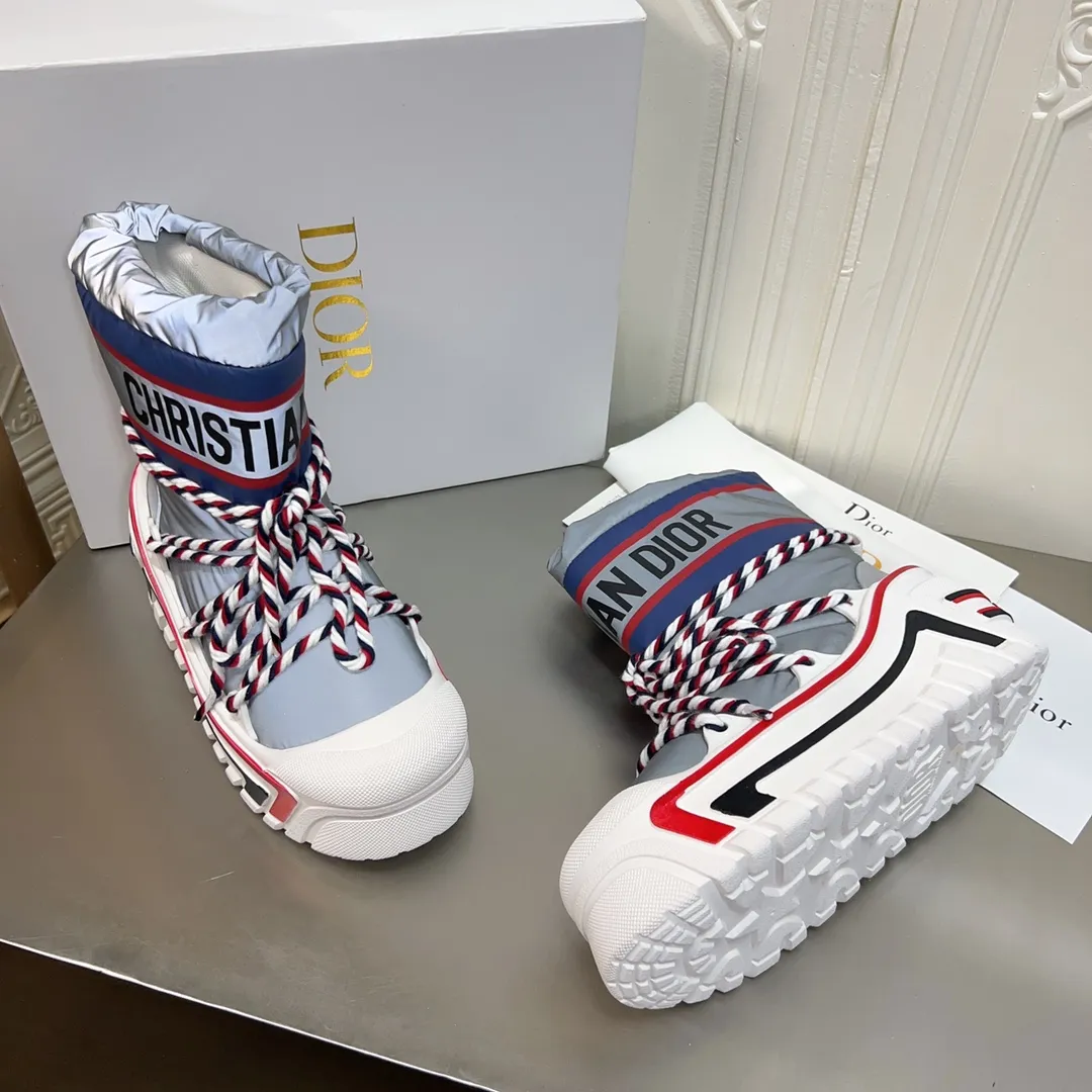 Men's shoes p600! The highest version on the market, Dior Dior's king style snow boots, ski boots, fat and cute, so cute →_→ from the DiorAlps limited series, unique. Shiny nylon Oblique print upper with criss-cross straps for an ideal fit. The technical fabric of the boot shaft, short-cut version, can be worn in the city or in the mountains. It makes the calf slimmer and taller, warm and concave. The boot shaft and sole are made of original waterproof padded lining. The embroidered fabric is original star ⭐ rubber non-slip thick sole and multi-module combination outsole. The size is 35-40. 41Customized